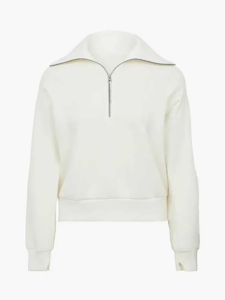 AirEssentials Half Zip i cremefarvet måde på lysegrå baggrund