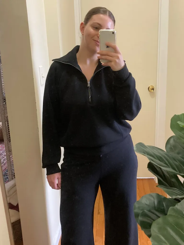 Billedet kan indeholde Tøj, ærmer Bukser Personfotografering Elektronik Telefon Ansigt Hovedfrakke og mobiltelefon