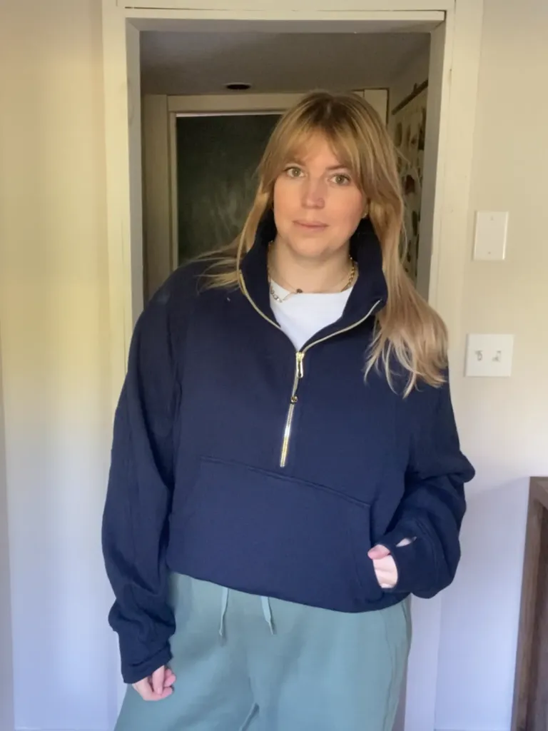 Billedet kan indeholde Tøj Strik Sweatshirt Langærmet Voksen Person Hættetrøje Frakke og jakke