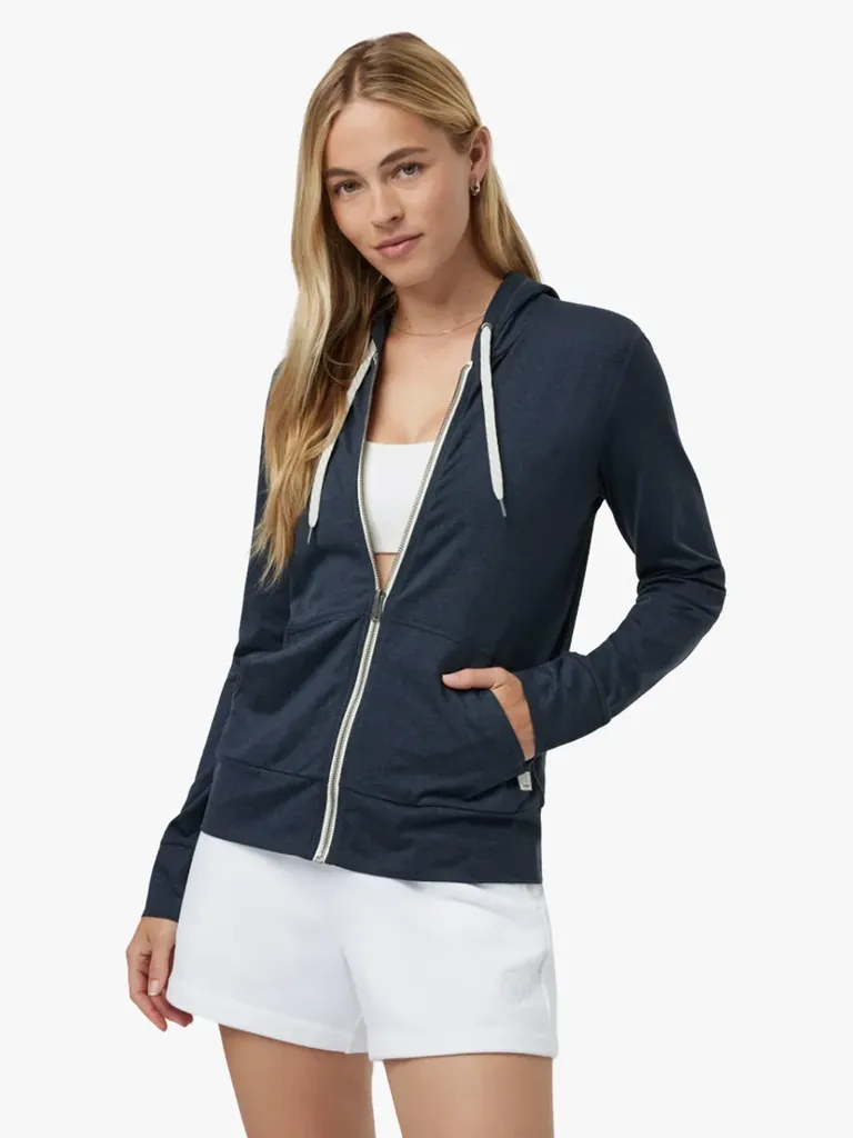 Billedet kan indeholde Tøj Langærmet Frakke Jakke Striktrøje Voksen person og shorts