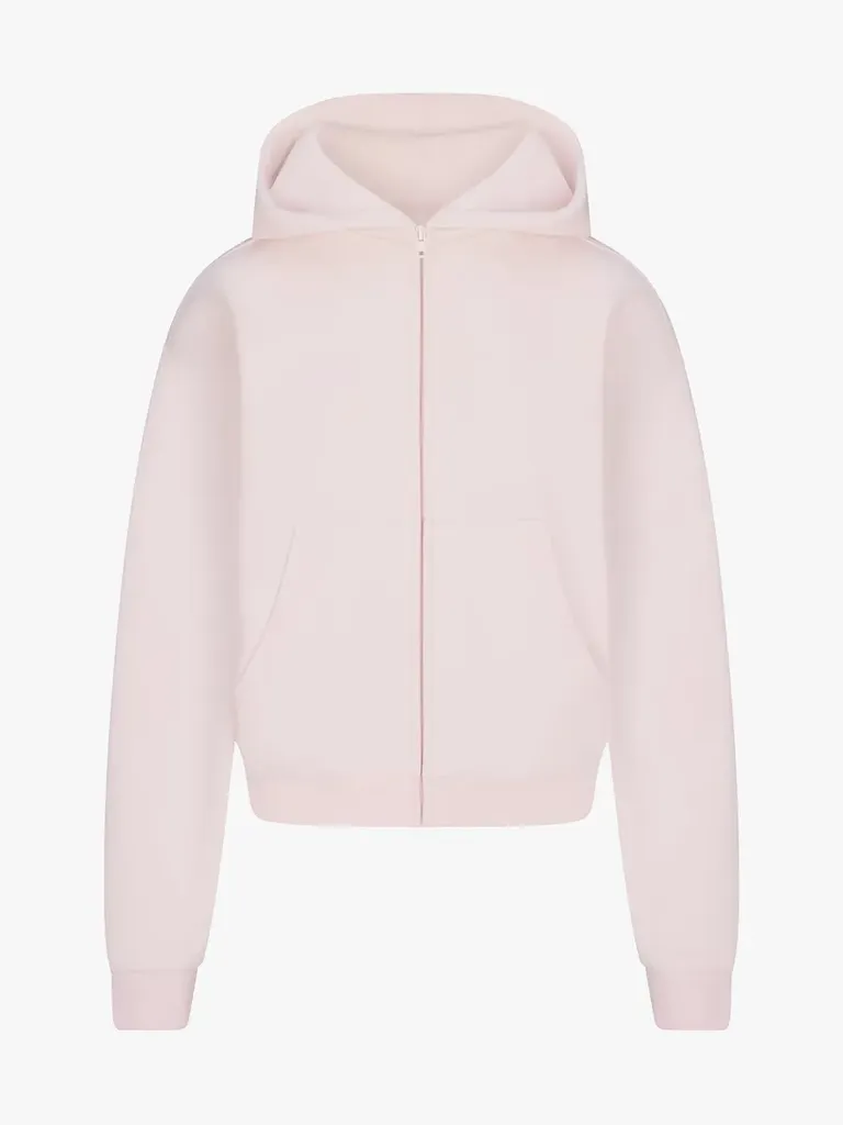 Klassisk hættetrøje med lynlås i bomuldsfleece i pink farve på lysegrå baggrund