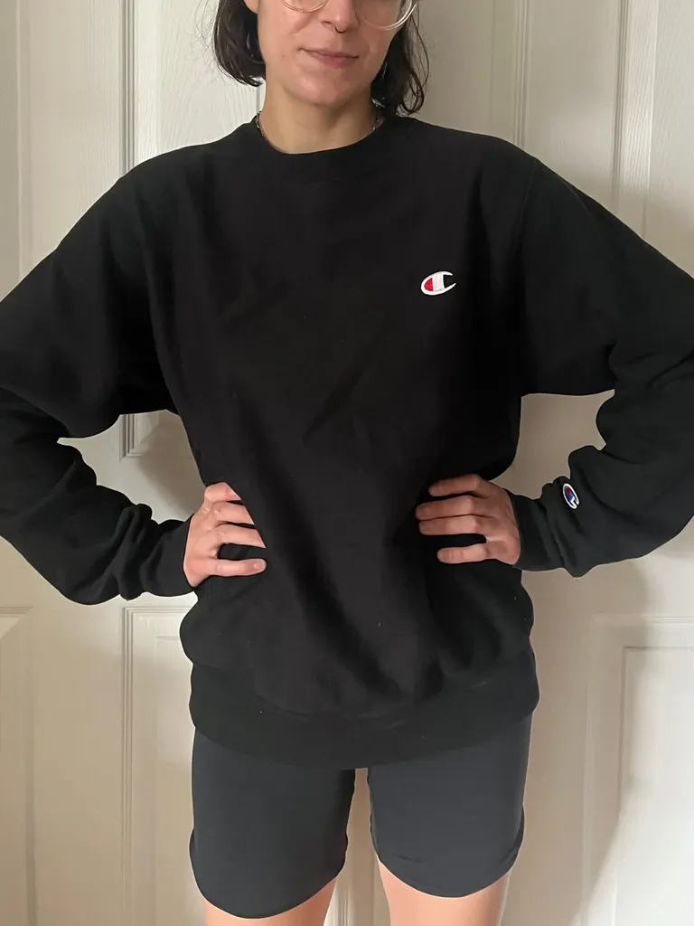 Billedet kan indeholde Tøj Langærmet striktrøje Sweatshirt Voksen hættetrøje og bluse