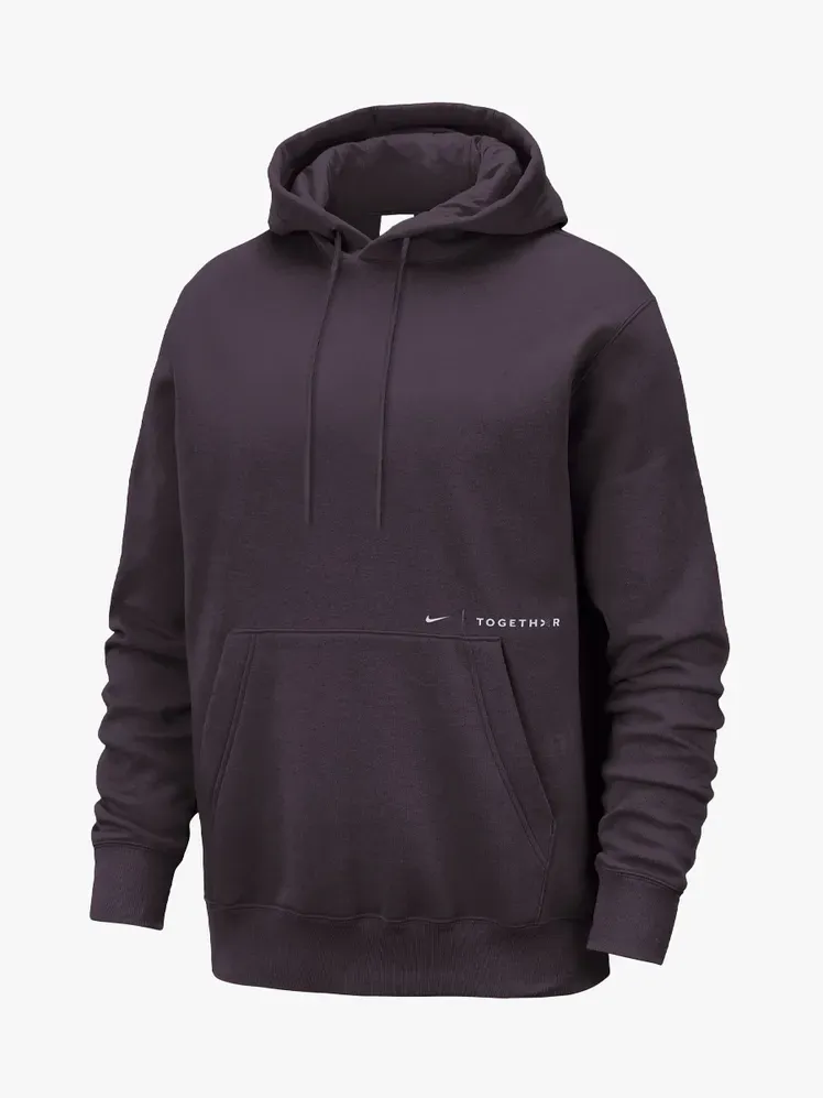 Nike by TOGETHXR Everyone Watches Sports Pullover Hættetrøje i mærket komponent på en lysegrå baggrund