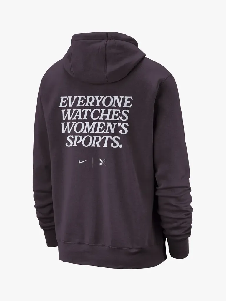 Nike by TOGETHXR Everyone Watches Sports Pullover Hættetrøje i mærket komponent på en lysegrå baggrund