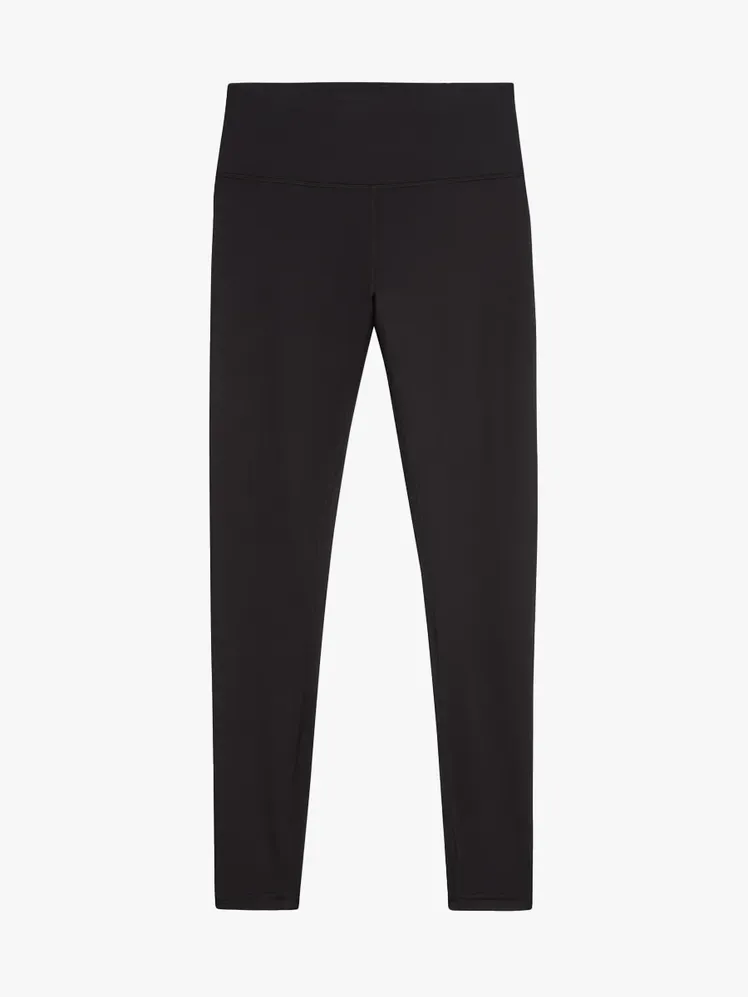 Universal Standard Next-to-Naked-Leggings mit Markenlogo auf hellgrauem Hintergrund