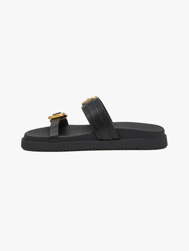 Sandàlia Steve Madden Margey en component de marca sobre fons gris clar