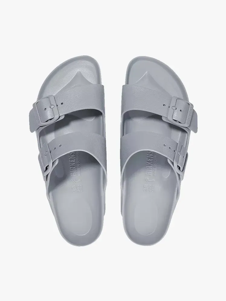 Birkenstock Arizona EVA Essentials en component de marca sobre fons gris clar