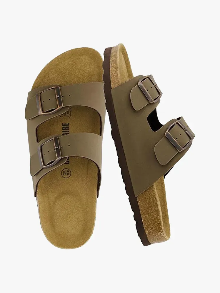 Sandàlies de planta de suro de Cushionaire Lane amb component de marca sobre fons gris clar