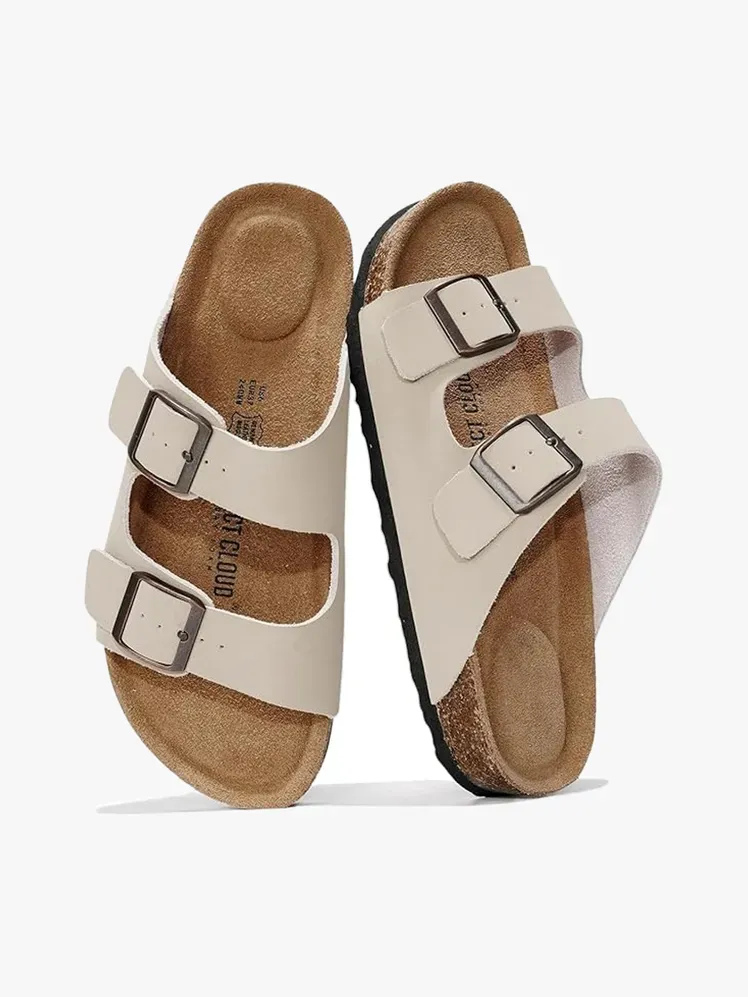 Sandàlies planes de cuir genuí Project Cloud amb component de marca sobre fons gris clar