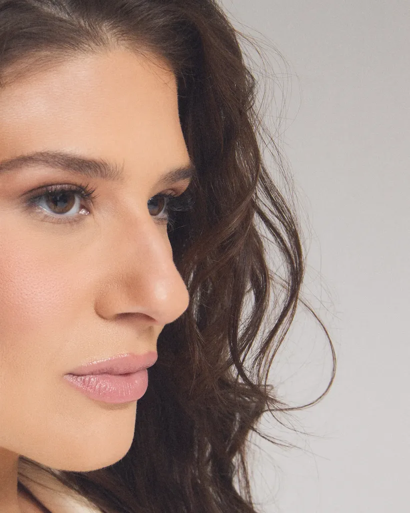 Слика може садржати Глава особа Фотографија лица, портрет одраслих и кожу