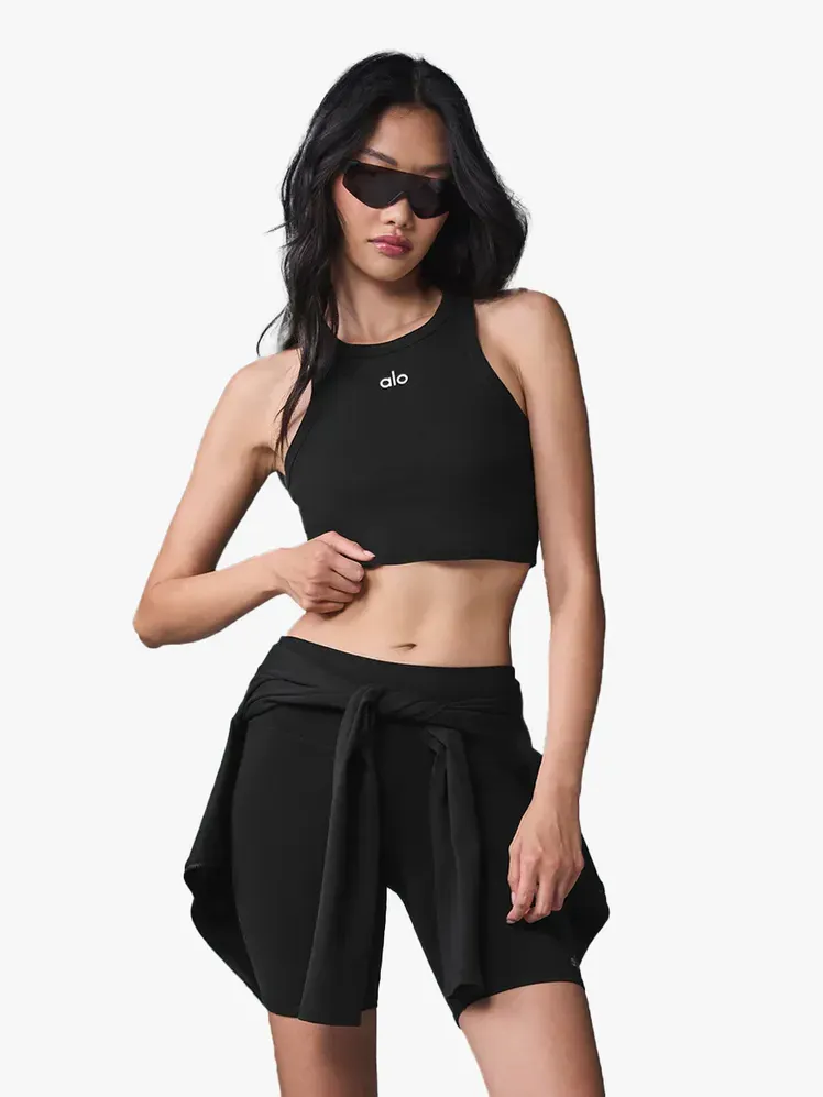 Alo Yoga Aspire Tank в брандиран компонент на светло сив фон