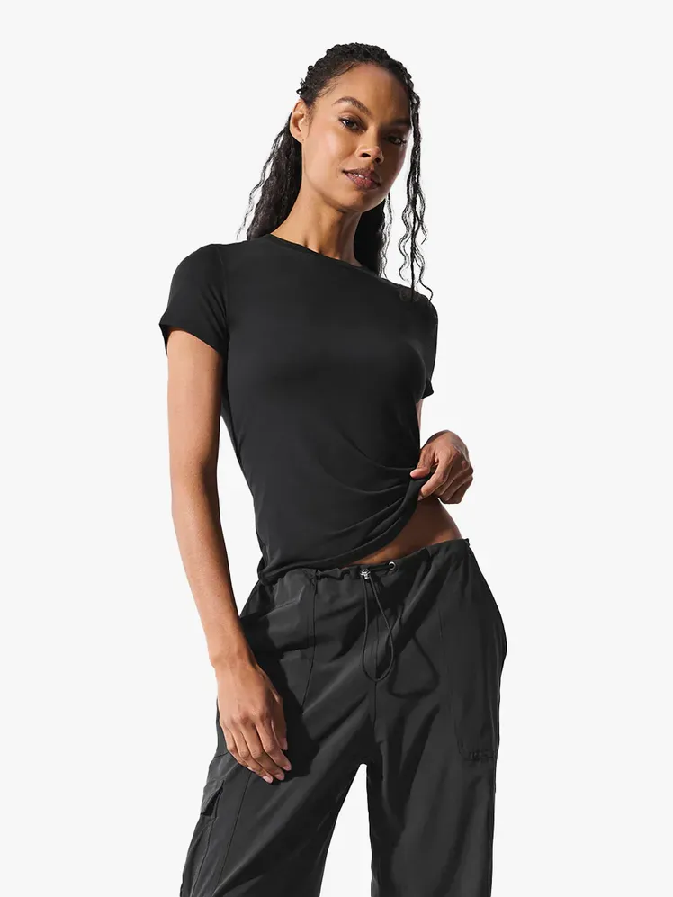 Alo Yoga All Day Short Sleeve от марков компонент на светлосив фон