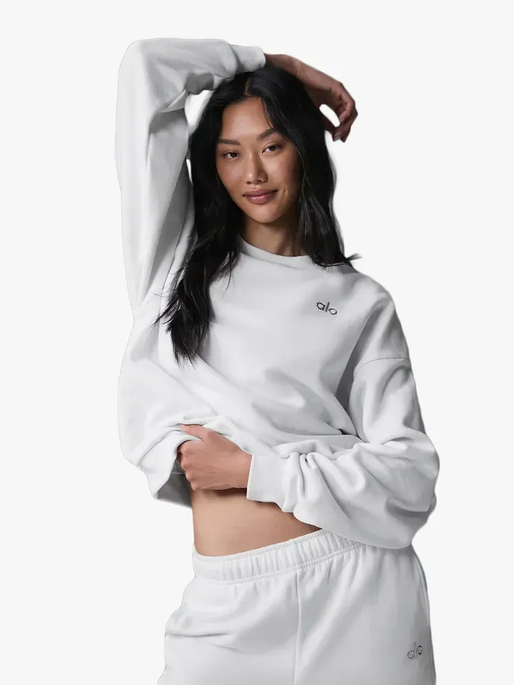 Пуловер Alo Yoga Accolade с кръгло деколте от брандиран компонент на светлосив фон