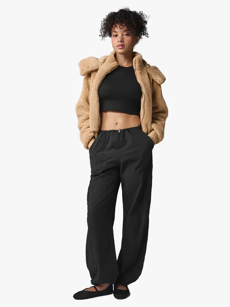 Яке Alo Yoga Foxy Sherpa от брандиран компонент на светло сив фон