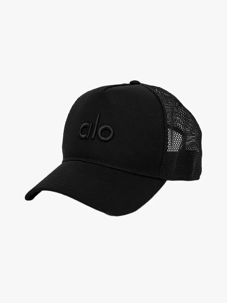 Alo Yoga District Trucker Hat от брандиран компонент на светлосив фон