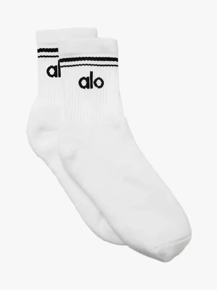 Alo Yoga Unisex Half Crew Throwback Sock от брандиран компонент на светлосив фон