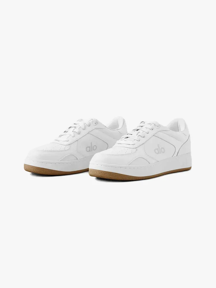 Alo Yoga Alo Recovery Mode Sneaker в брандиран компонент на светло сив фон