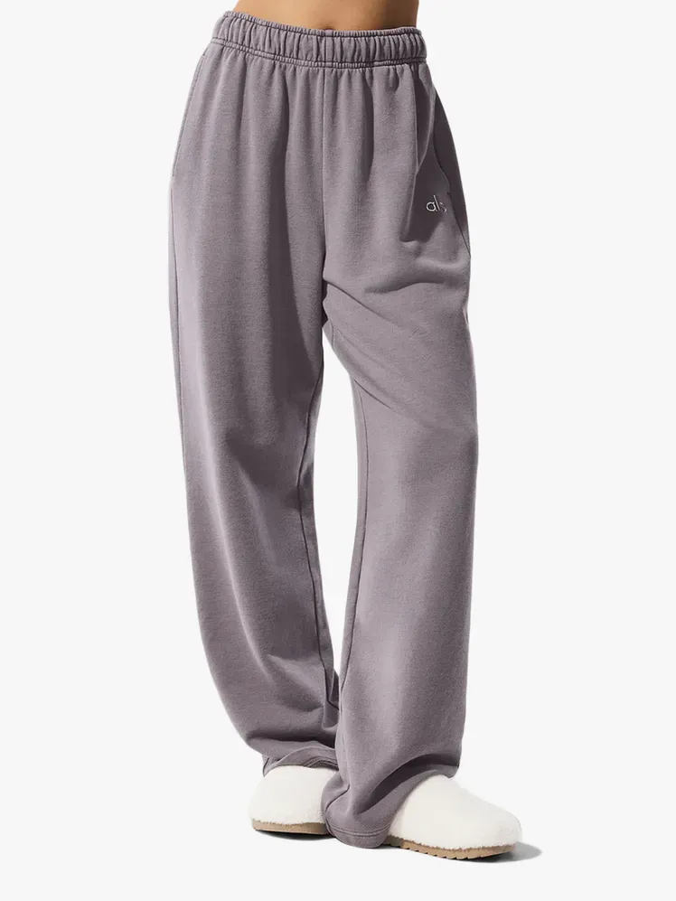 Alo Yoga Washed Accolade Straight Leg Sweatpant от марков компонент на светлосив фон