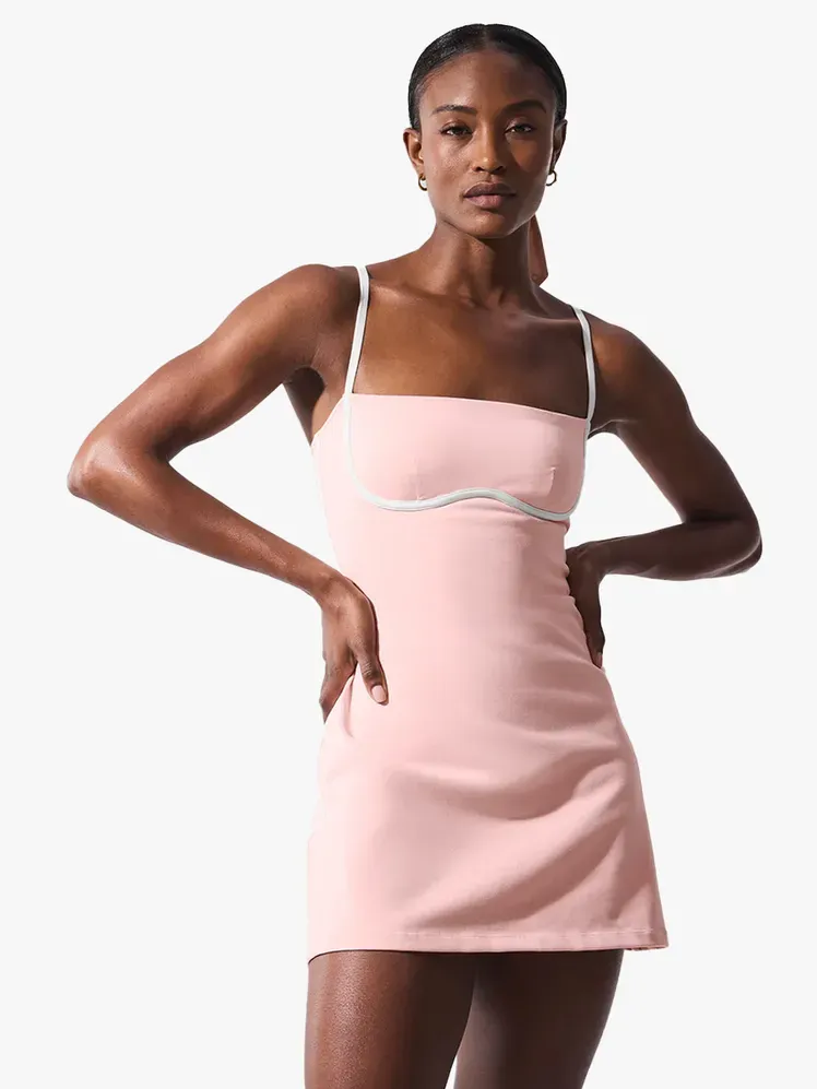 Обтекаема рокля Alo Yoga Airbrush от марков компонент на светлосив фон