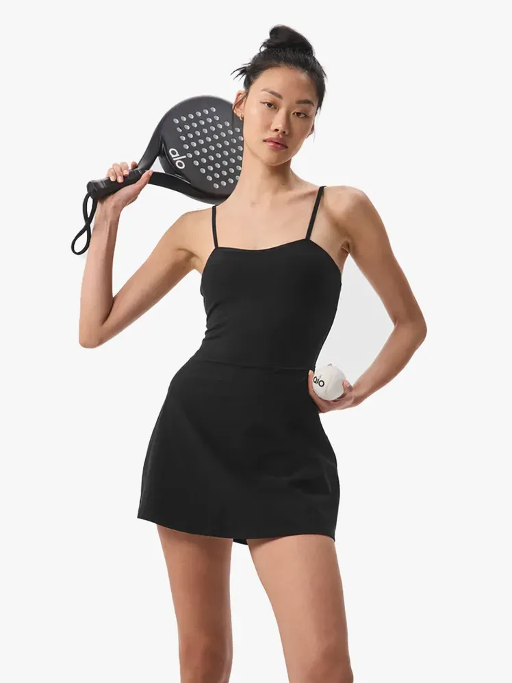 Alo Yoga Alosoft Courtside Tennis Dress от брандиран компонент на светлосив фон