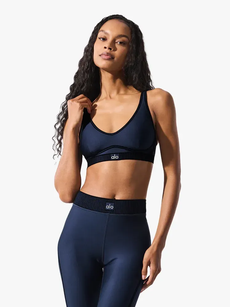 Сутиен Alo Yoga Airlift Line Up от брандиран компонент на светло сив фон
