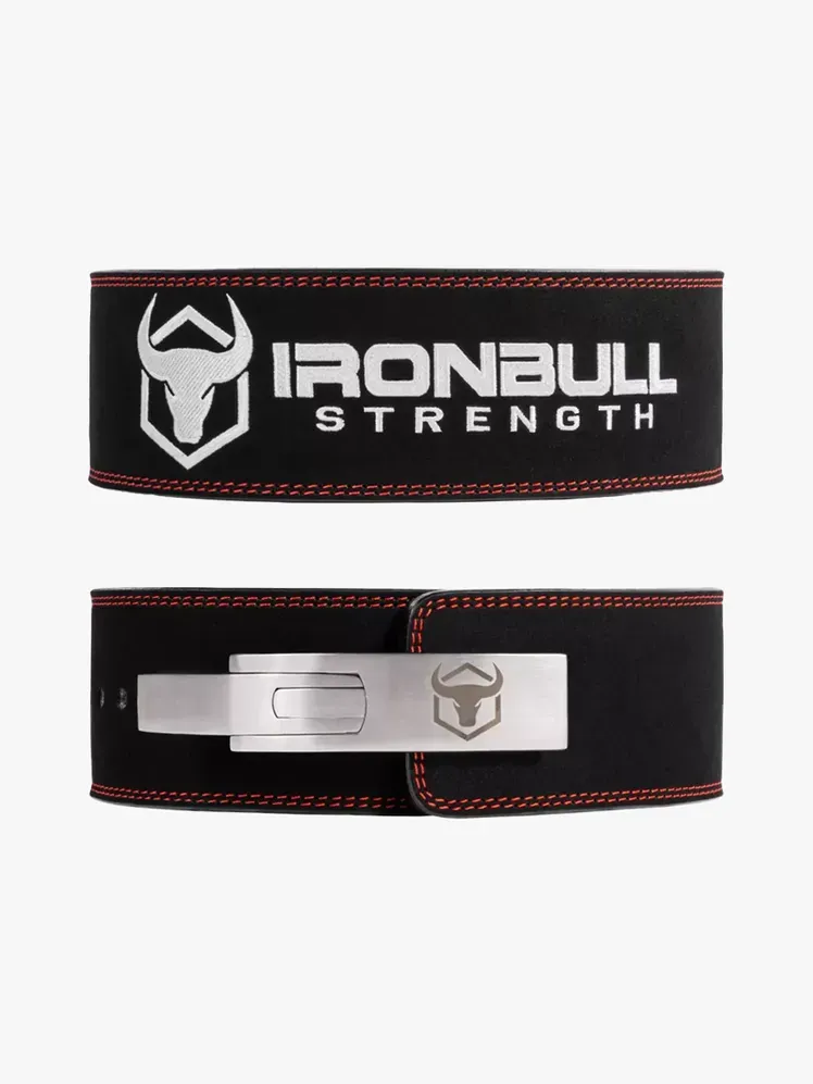 Iron Bull Strength Premium 10 mm 4-grebsbælte i mærket komponent på en lysegrå baggrund