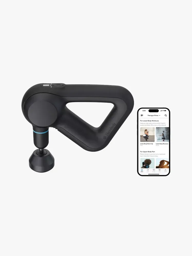 Theragun Prime en componente de marca sobre fondo gris claro