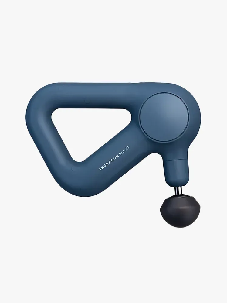 Theragun Relief en componente de marca sobre fondo gris claro