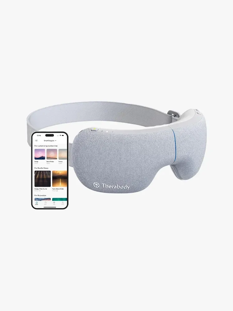 Therabody SmartGoggles con componente de marca sobre fondo gris claro