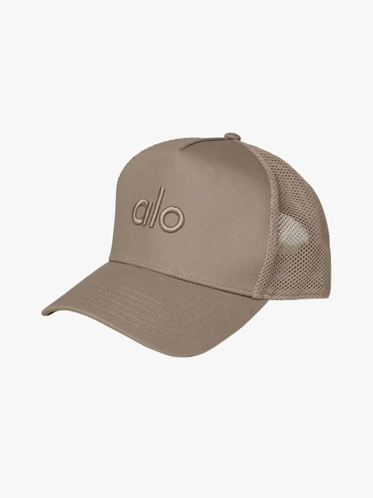 밝은 회색 배경에 카키색으로 된 지구 트럭 운전사 모자