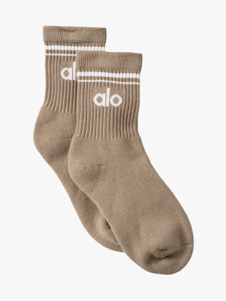 밝은 회색 배경에 카키색과 흰색 색상의 남녀공용 하프 크루 후퇴 양말