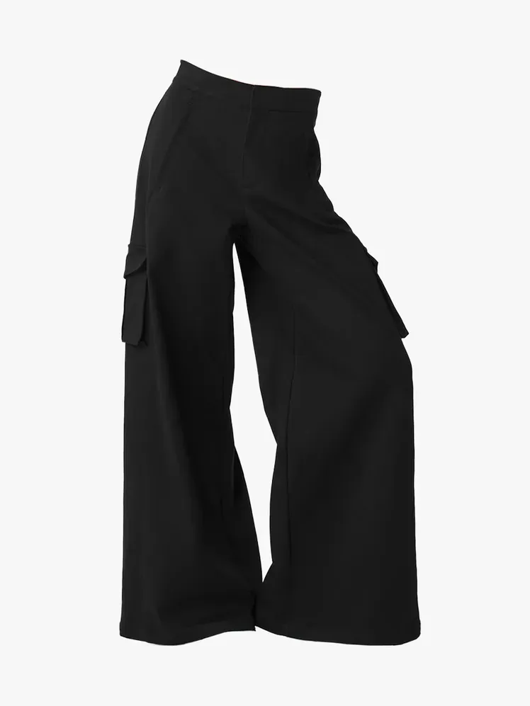 밝은 회색 배경에 검정색 방식으로 카고 와이드 레그 팬츠를 선보입니다.