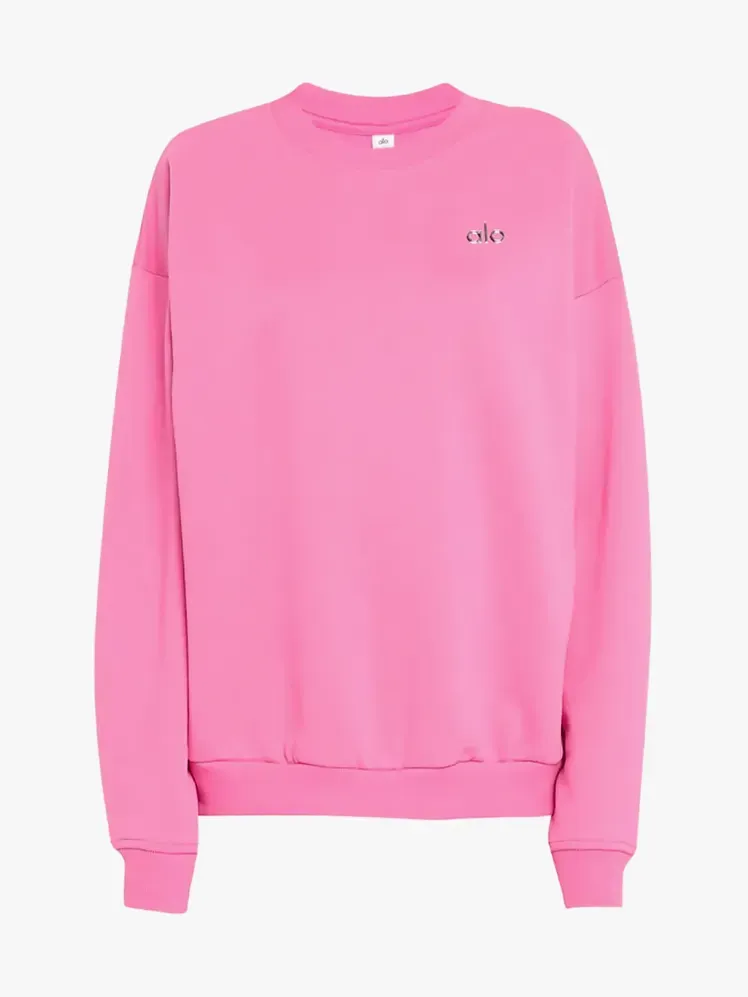 밝은 회색 배경에 밝은 핑크 색상의 Accolade 크루넥 풀오버