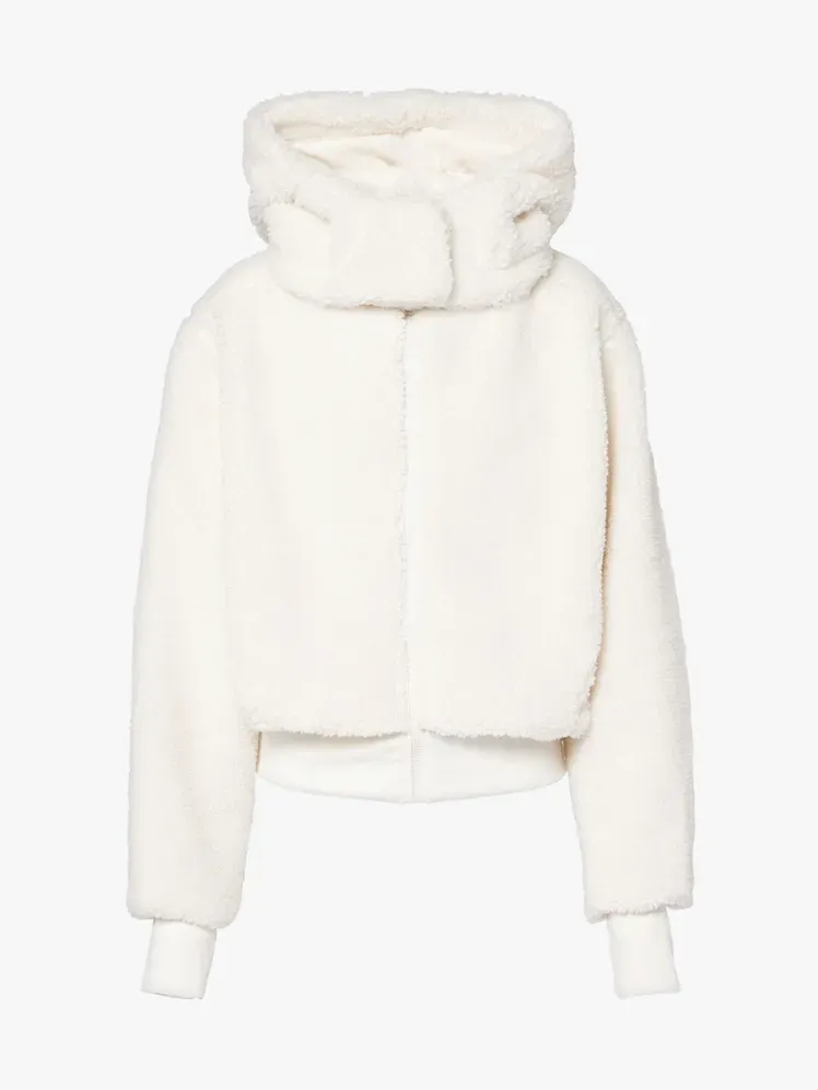 밝은 회색 배경에 흰색 색상의 폭시 셰르파 재킷