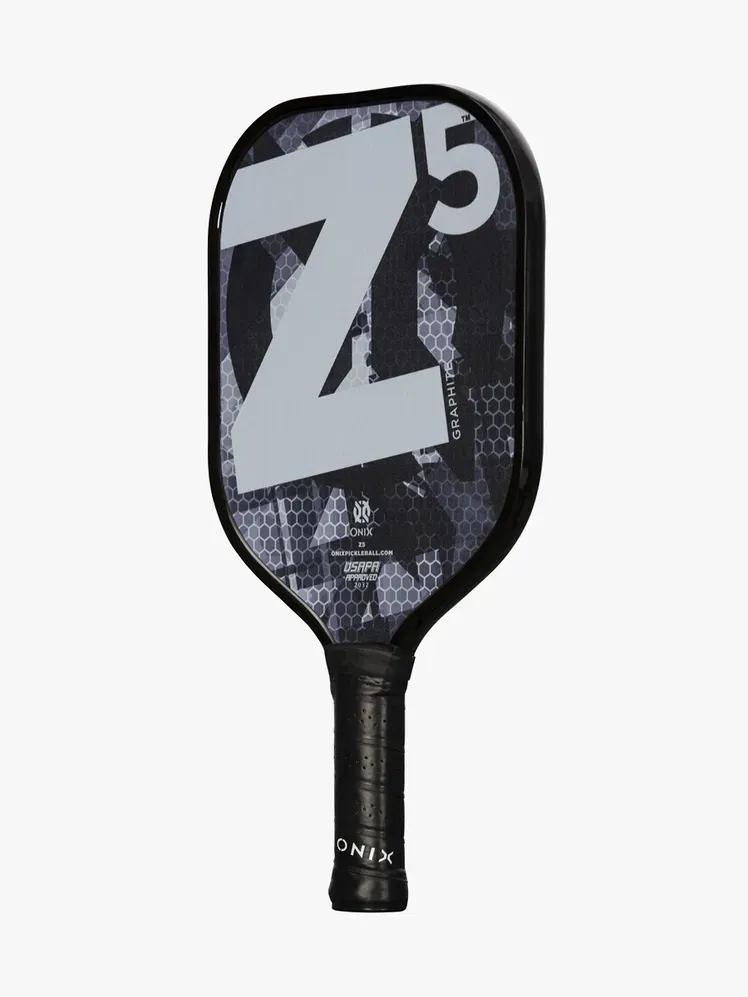 Pala de Pickleball de fibra de carbono Graphite Z5 en color gris y negro con la marca sobre fondo gris claro