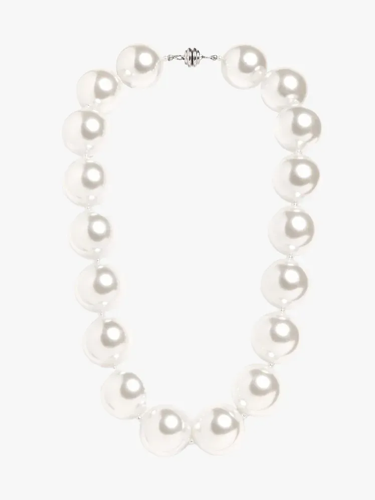 Açık gri arka plan üzerinde markalı bileşenden oluşan Hot Girls İnci Fildişi Beyaz Soğutma Kolyesi