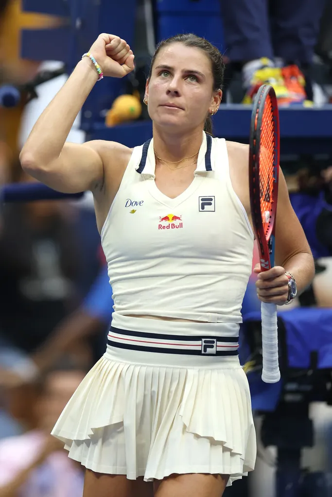 Görüntünün olası içeriği Nathalie Dechy Raket Spor Tenis Tenis Raketi Kol Saati Aksesuarları Takı ve Kolye