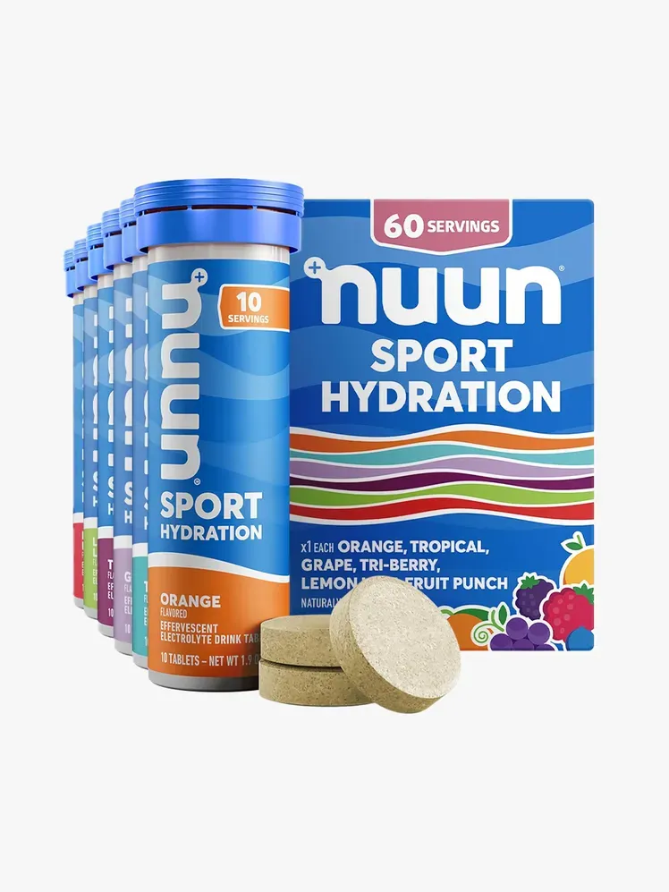 Açık gri arka plan üzerinde markalı bileşenli Nuun Sport Elektrolit Tabletler