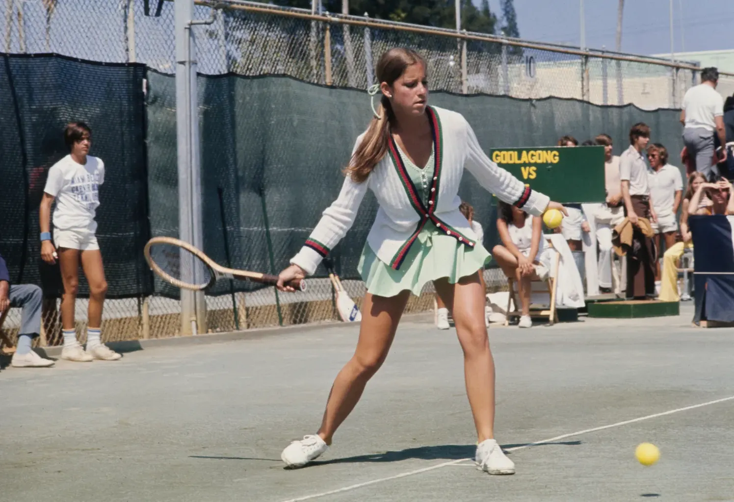 Görüntünün olası içeriği Chris Evert Aidan Gallagher Kişi Genç Top Spor Tenis Tenis Topu Giyim Ayakkabı ve Ayakkabı