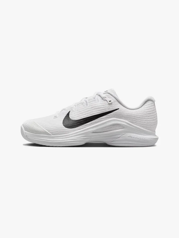 Açık gri arka plan üzerinde markalı bileşenden oluşan Nike Vapor 12 Hard Court Tenis Ayakkabısı