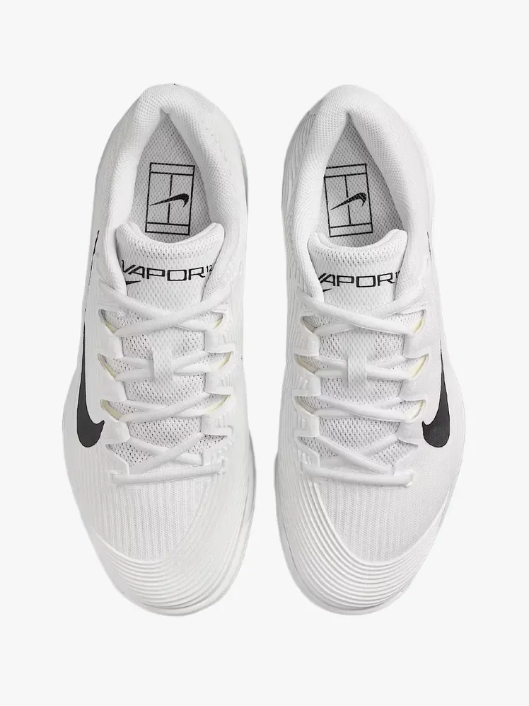 Açık gri arka plan üzerinde markalı bileşenden oluşan Nike Vapor 12 Hard Court Tenis Ayakkabısı