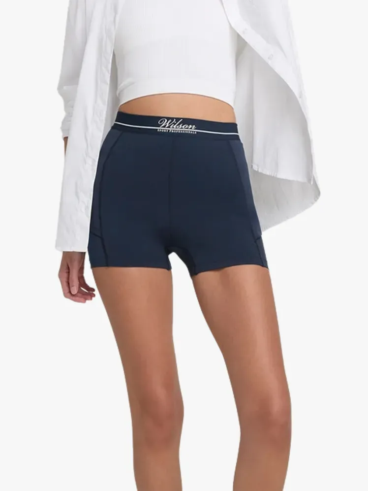 Görüntünün olası içeriği: Giyim Şort Yetişkin Kişi ve Plaj Giysisi