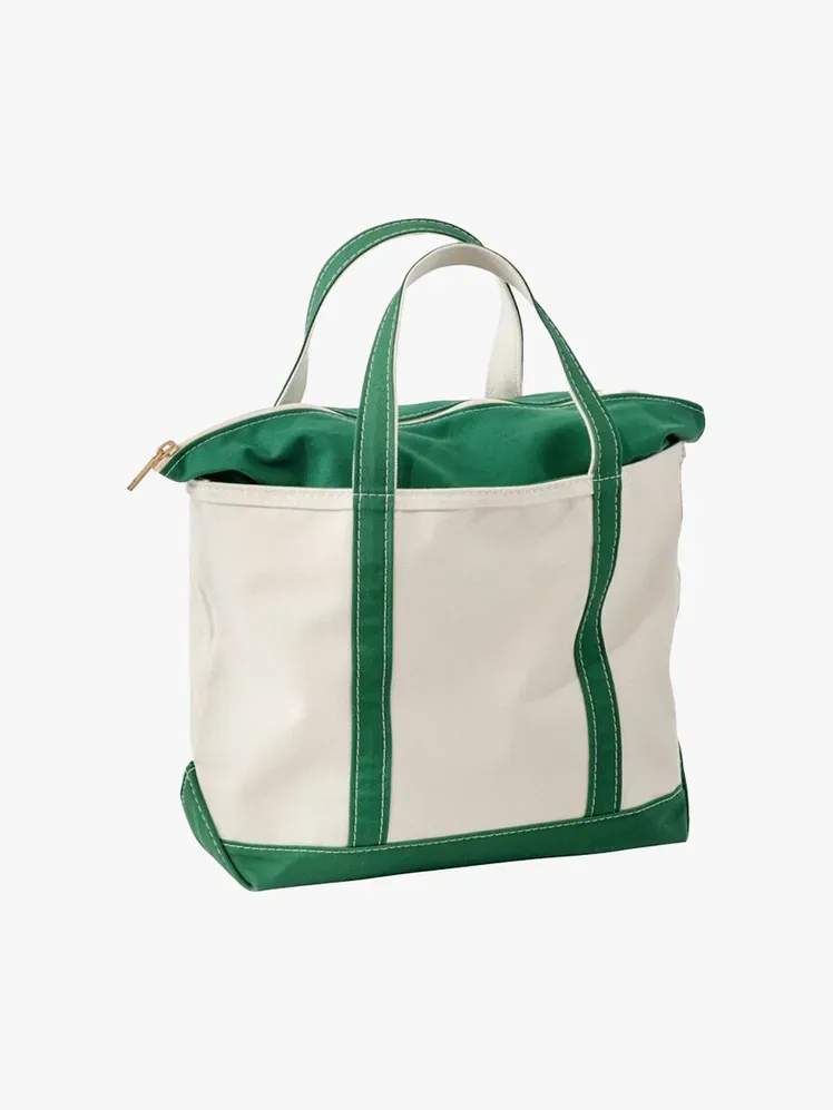 Açık gri arka plan üzerinde markalı bileşenden oluşan L.L. Bean Boat ve Tote Zip-Top