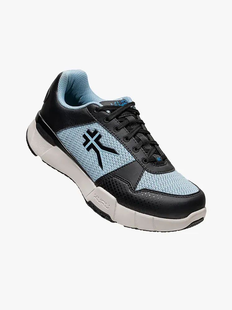 Buty sportowe Quantum 2 w markowej czerni i błękitnym kolorze na jasnoszarym tle