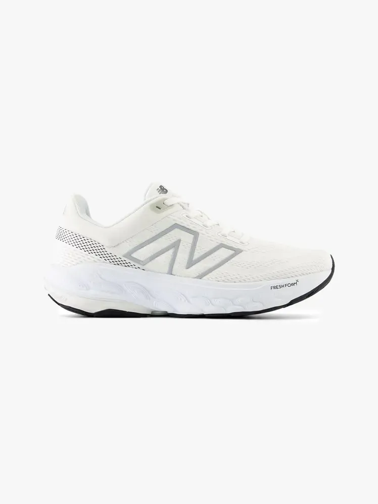 New Balance Fresh Foam X 860v14 w markowym komponencie na jasnoszarym tle