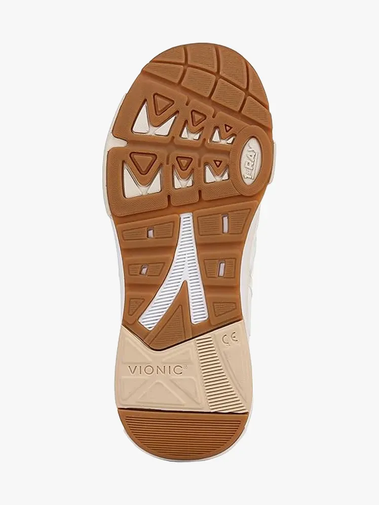 Buty trekkingowe Walk Strider w markowej biało-kremowej kolorystyce na jasnoszarym tle