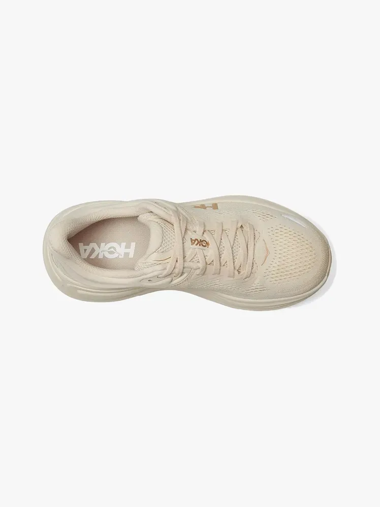 Hoka Bondi 9 w markowym komponencie na jasnoszarym tle