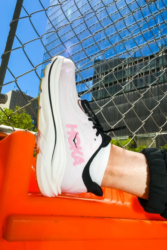 Obraz może zawierać odzież, obuwie, tenisówki, osobę i buty do biegania