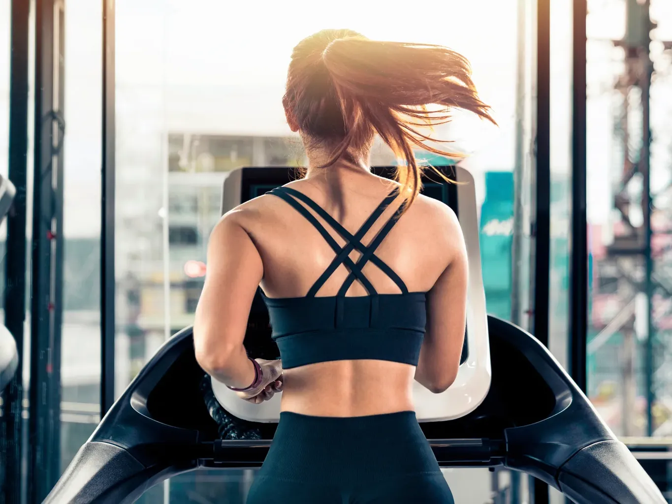 žena na běžícím pásu