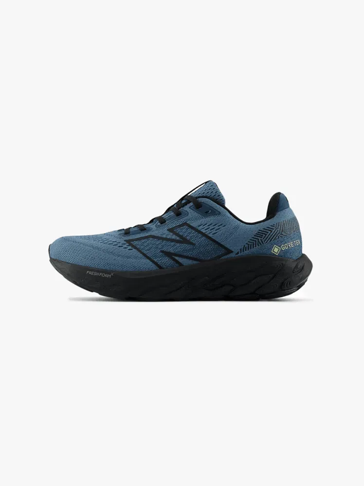 New Balance Fresh Foam X 880V14 Gore-Tex i märkeskomponent på en ljusgrå bakgrund